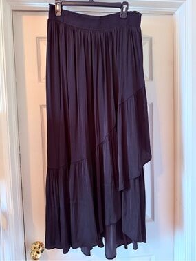 Stunning White House Black Market skirt